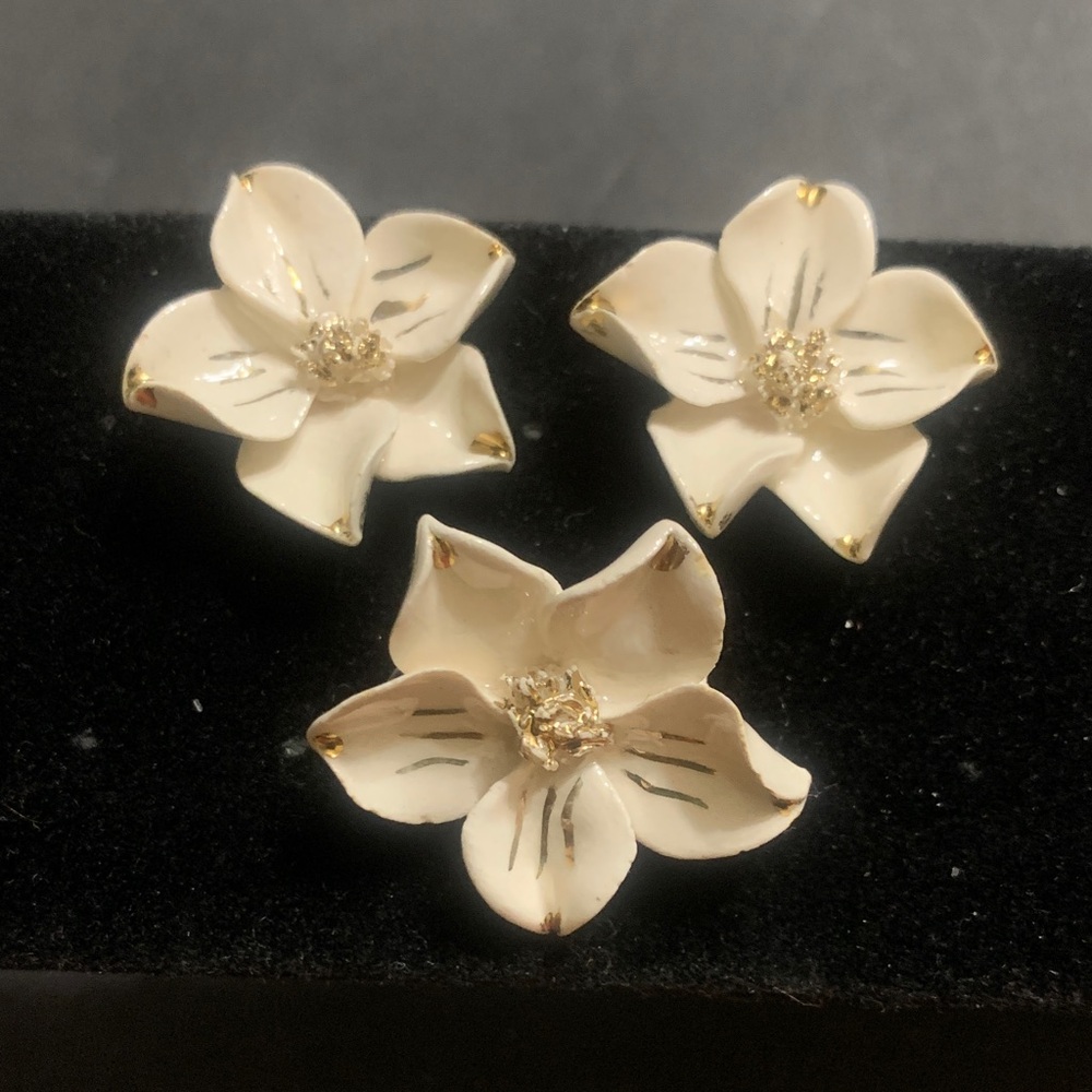 Vintage Porcelain Dogwood 24k tipped earrings w/ matching Brooch set